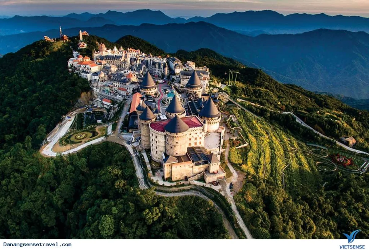 Xe du lịch tại Bà Nà Hills với cây cầu Vàng nổi tiếng