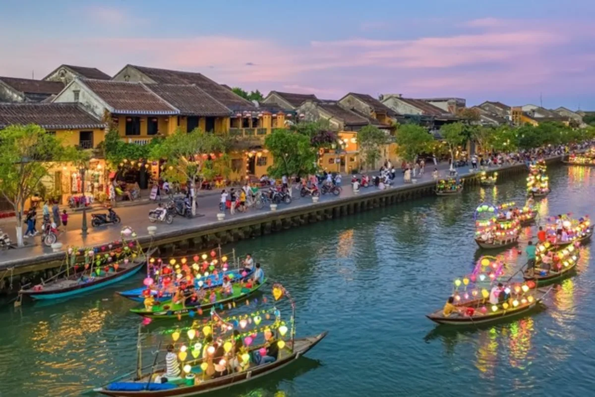 Phố cổ Hội An với những ngôi nhà cổ kính và đèn lồng rực rỡ